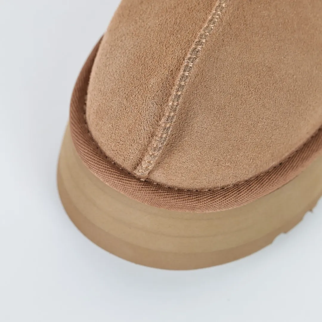 Copy price 💰560 Core recommendation of good price 5cm thick sole, independently developed original outsole, cashmere insole, keeping warm in winter, suitable for home use. In the new year, uug launched a style series, which is partially geared towards the preferences of young consumers. It has also moved to the forefront of fashion trends. Shoe body material, water-repellent coated suede upper, 17 mm UGGPURE™ implanted wool insole, lightweight non-slip and comfortable rubber outsole, with brand LOGO and trademark, with full package Size: 35 36 37 38 39 40
